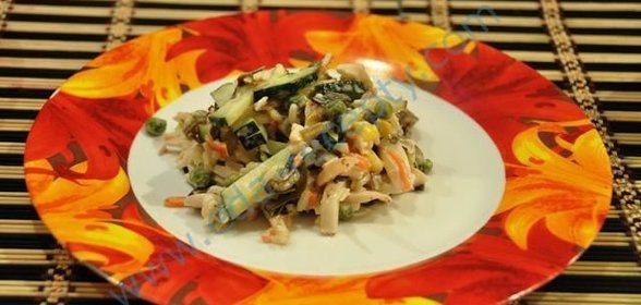 Салат из морской капусты с кальмарами и овощами