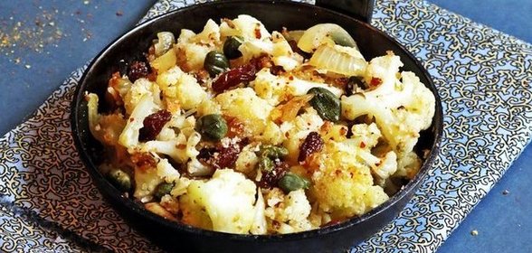 Цветная капуста с изюмом и каперсами