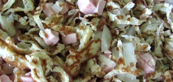 Салат с яичными блинчиками