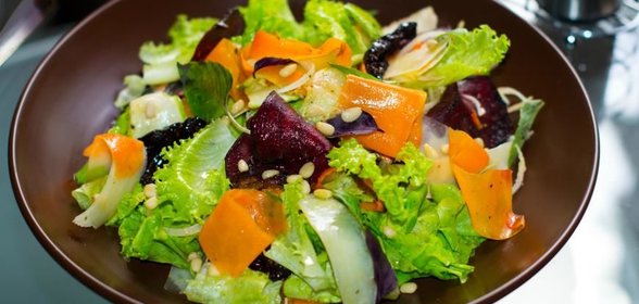 Салат с овощными чипсами и тыквой