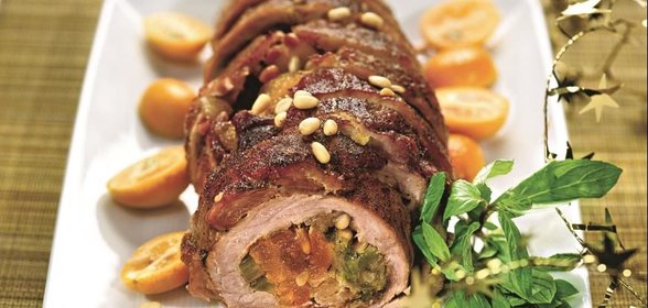 Свиное филе, фаршированное абрикосами