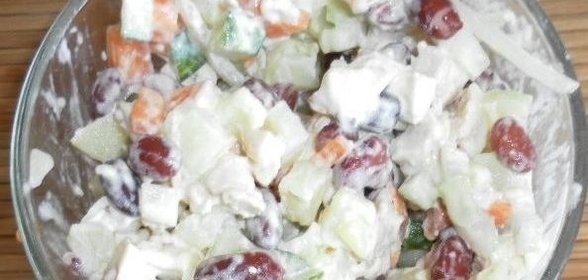 Салат из копченой куриной грудки с фасолью и огурцами