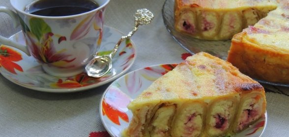 Блинный пирог с творогом и вишней.
