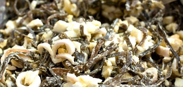 Салат из морской капусты с кальмаром