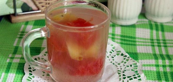 Летний компот с арбузом, яблоком и ягодами