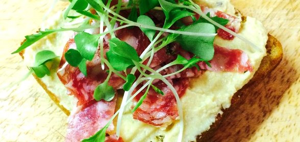 Тапас с хумусом и салями