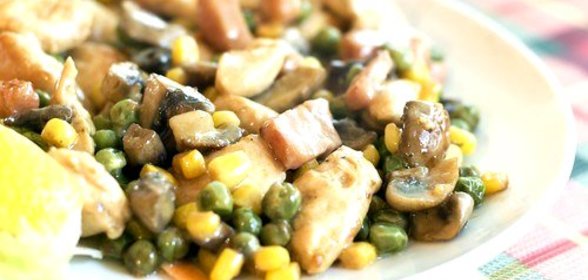 Куриный салат с грибами и зеленым горошком