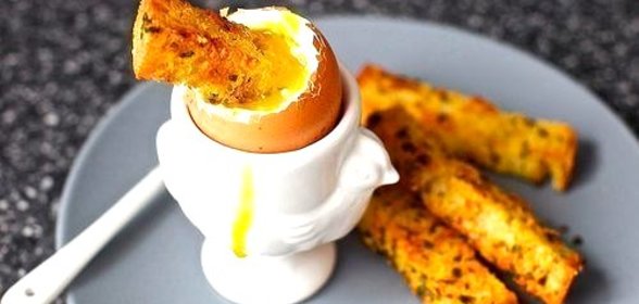 Яйцо в мешочек с гренками