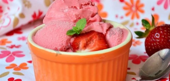 Мороженое домашний клубничный щербет из йогурта