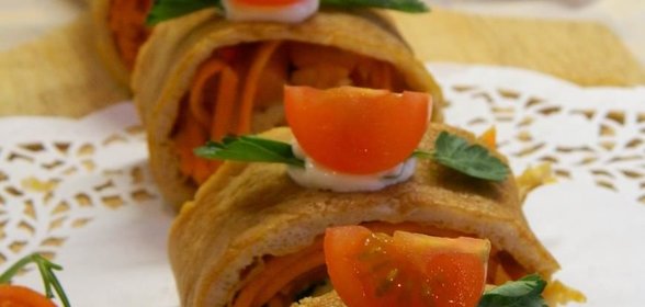 Яичный рулет с семгой и маринованной морковью