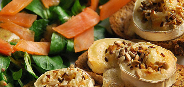 Брускетта с козьим сыром и медом