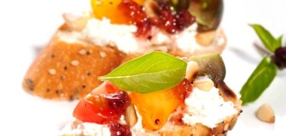 Бутерброд с сыром и фруктами