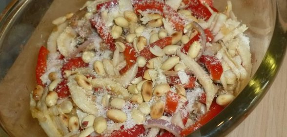 Капустный салат с кокосом и орехами