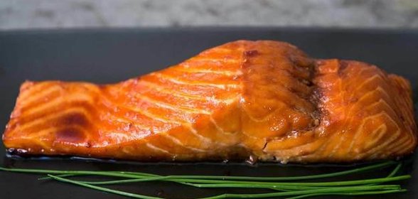 Лосось в медово-яблочной глазури