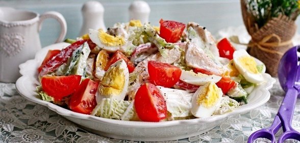 Салат с куриной грудкой, овощами и йогуртом