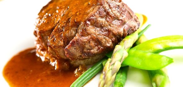 Стейк из говядины со спаржей и стручковой фасолью