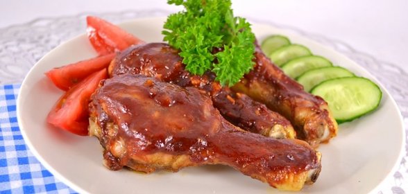 Куриные голени, запеченные в остром клубнично-соевом соусе