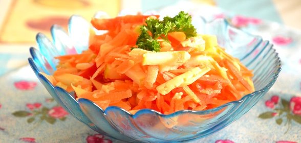 Салат с морковью, сыром и кефиром