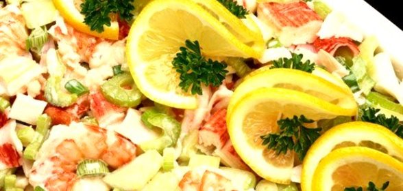 Крабовый салат с креветками и сельдереем