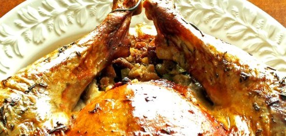 Гусь, фаршированный гречневой кашей и грибами