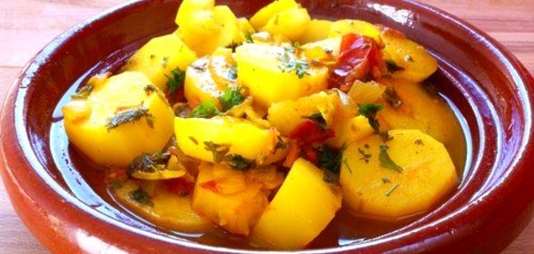 Картофельный салат с клюквой и яблочным соусом