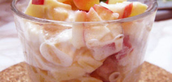 Фруктовый десерт с мороженым