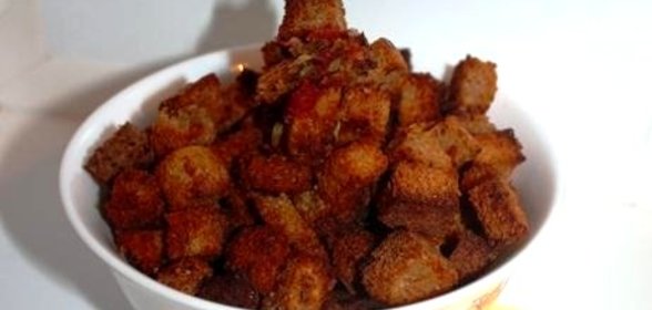 Сухарики с томатом и зеленым луком