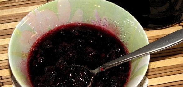 Вишня в сиропе с косточкой