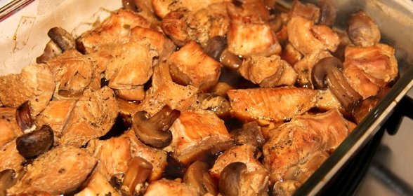 Грудка индейки с грибами в духовке