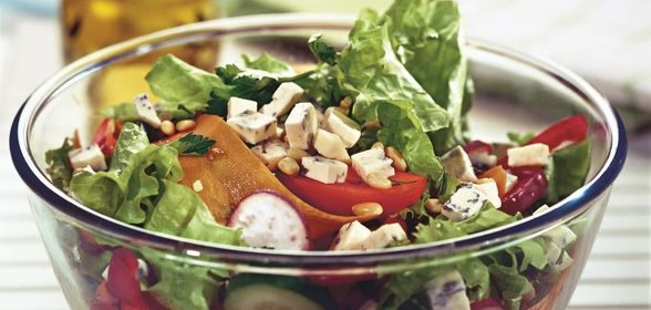 Салат из свежих овощей с сыром