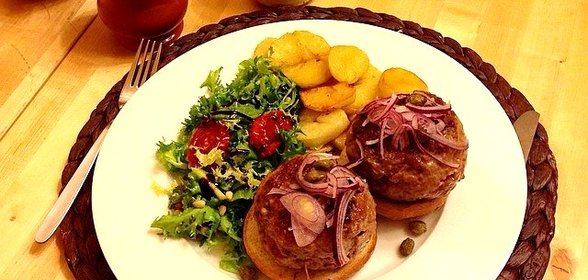 Говяжьи бургеры с голубым сыром, виски, красным луком и горчицей, с гарниром из картофеля