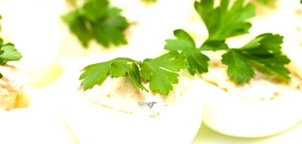 Фаршированные яйца с пикантной начинкой