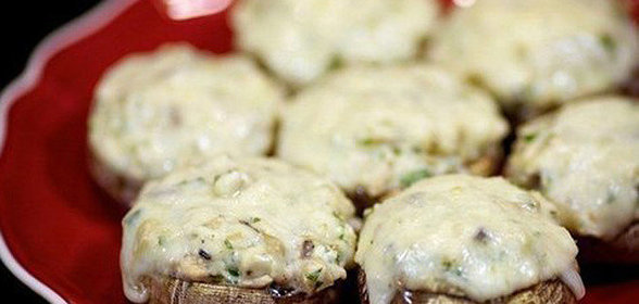 Шампиньоны, фаршированные курицей и сыром