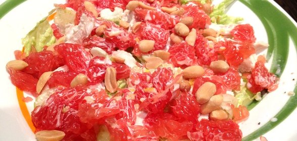 Салат из курицы с грейпфрутом, сельдереем и орехами