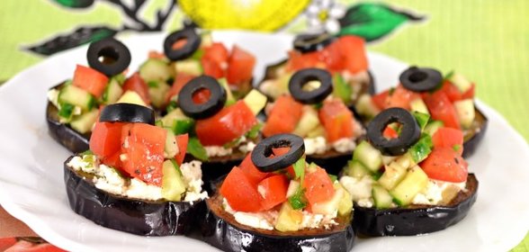 Закуска из баклажанов, феты и овощной сальсы