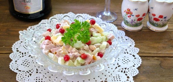 Сытный салат с фасолью и свиной корейкой