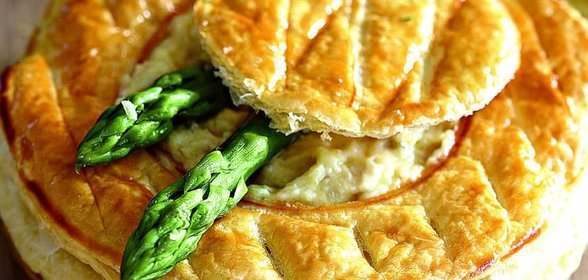 Слоеные тарталетки с курицей и спаржей