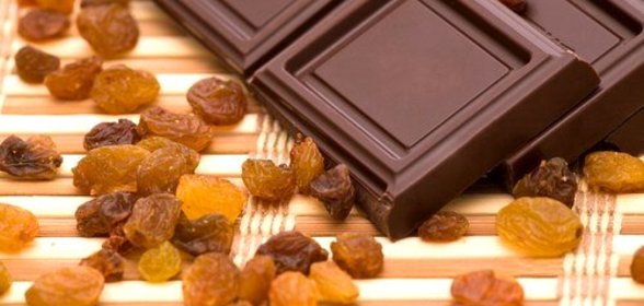 Изюм в темном и молочном шоколаде