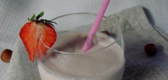 Коктейль бананово-клубничный