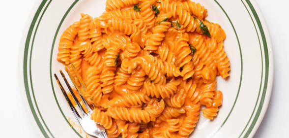 Фузилли с сыром, базиликом и водкой