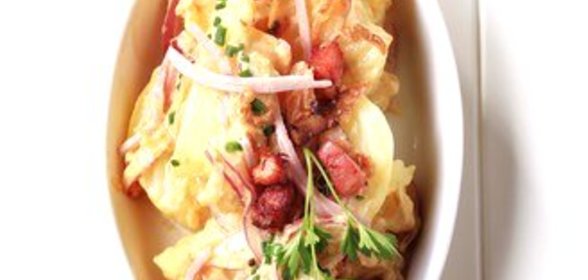 Теплый картофельный салат с беконом и горчичным соусом по‑немецки