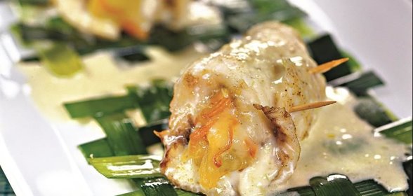 Рулеты из камбалы на циновке из порея