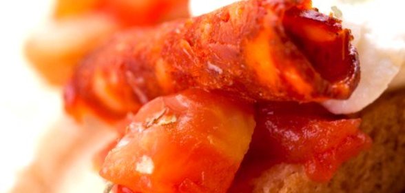 Канапе с сыром, помидором и беконом