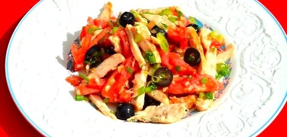 Салат из курицы с маслинами