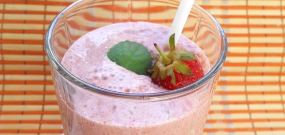 Смузи с клубникой и творогом