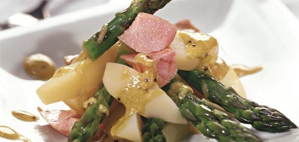 Салат из лосося со спаржей