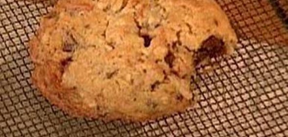 Овсяное печенье с орехами и вишней