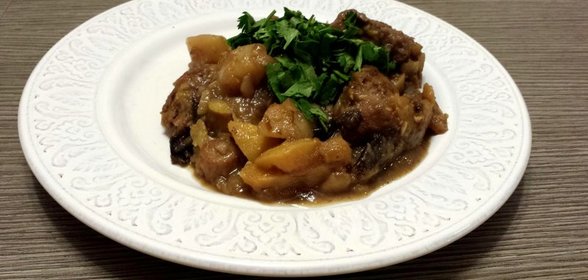 Рагу из картофеля, репы, чернослива и свиной лопатки