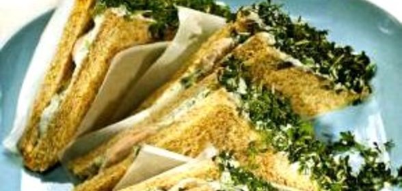 Куриный сандвич с кресс-салатом