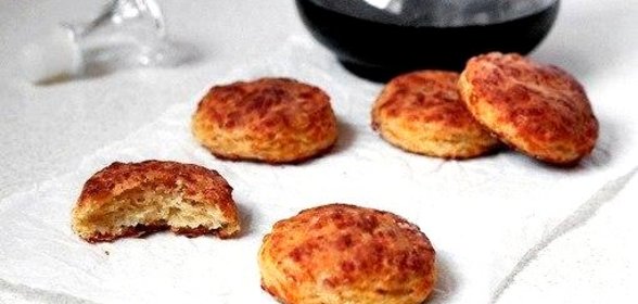 Печенье с беконом и сыром